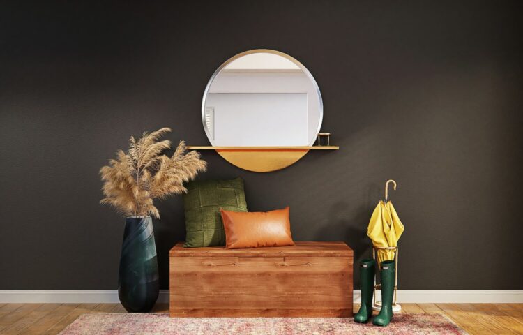 brązowa ściana w przedpokoju z lustrem i siedziskiem