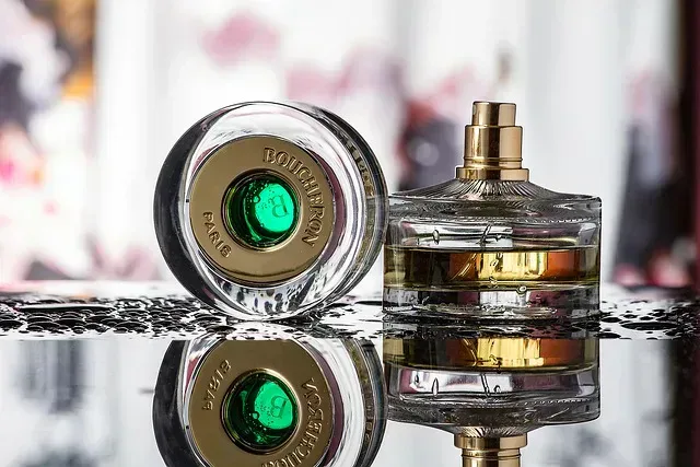 perfumy w eleganckich flakonach na lustrze - rodzaje koncentracji