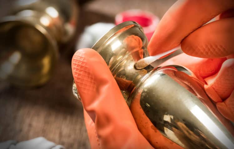 czyszczenie mosiądzu z bliska