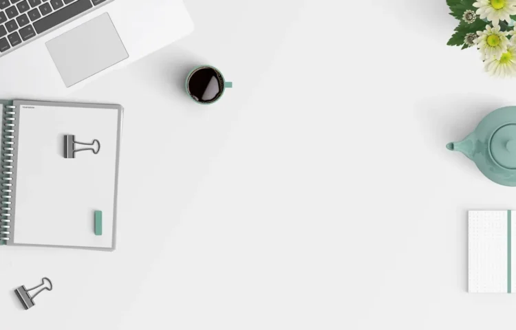 Czyste i zadbane biurko w nowoczesnym biurze